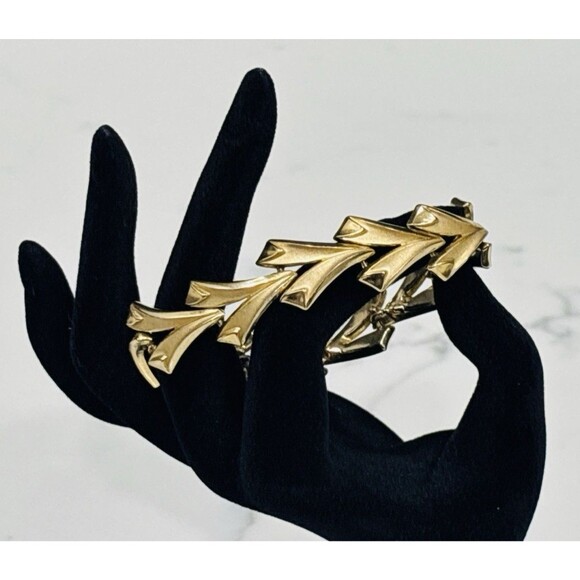 Vintage Trifari Gold Tone Chevron Link Bracelet Leaf Design 7.25" Signed - Picture 1 of 9